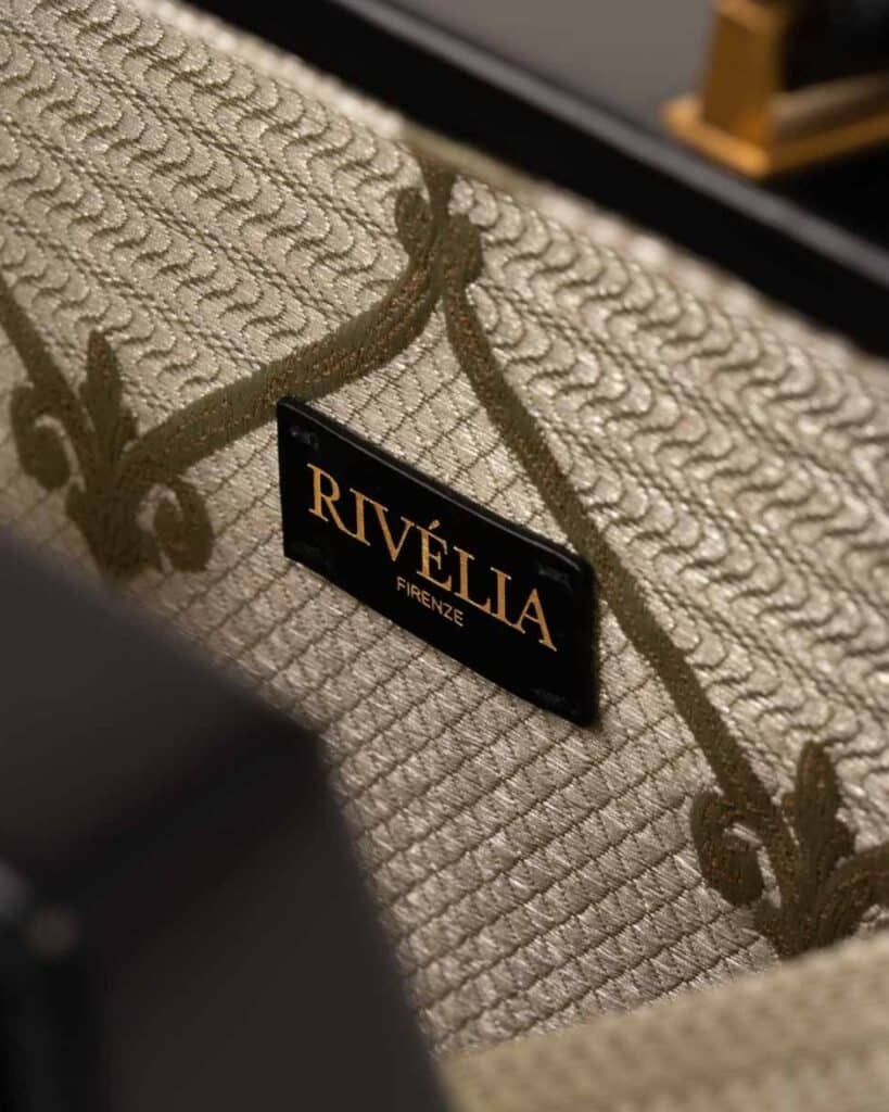 Dettaglio etichetta borsa in pelle Trapèze