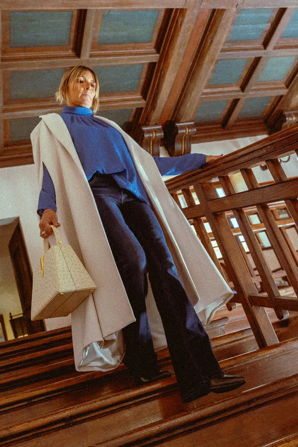 Borsa di lusso portata a mano in contesto urbano, stile sofisticato e moderno