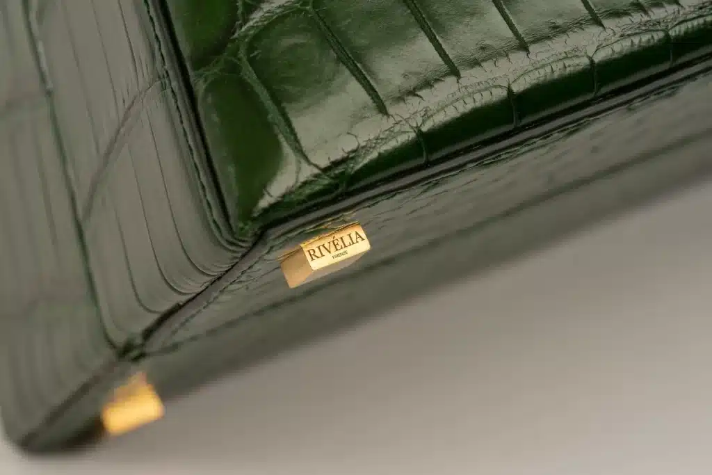 Particolare delle cuciture eseguite a mano da maestri artigiani su pelle nera