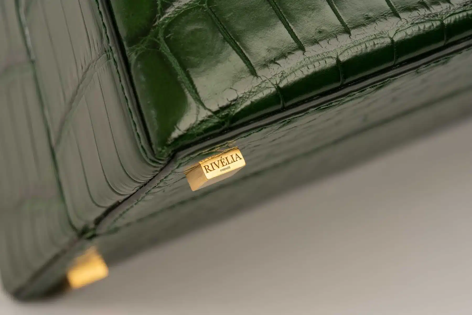 Particolare delle cuciture eseguite a mano da maestri artigiani su pelle nera