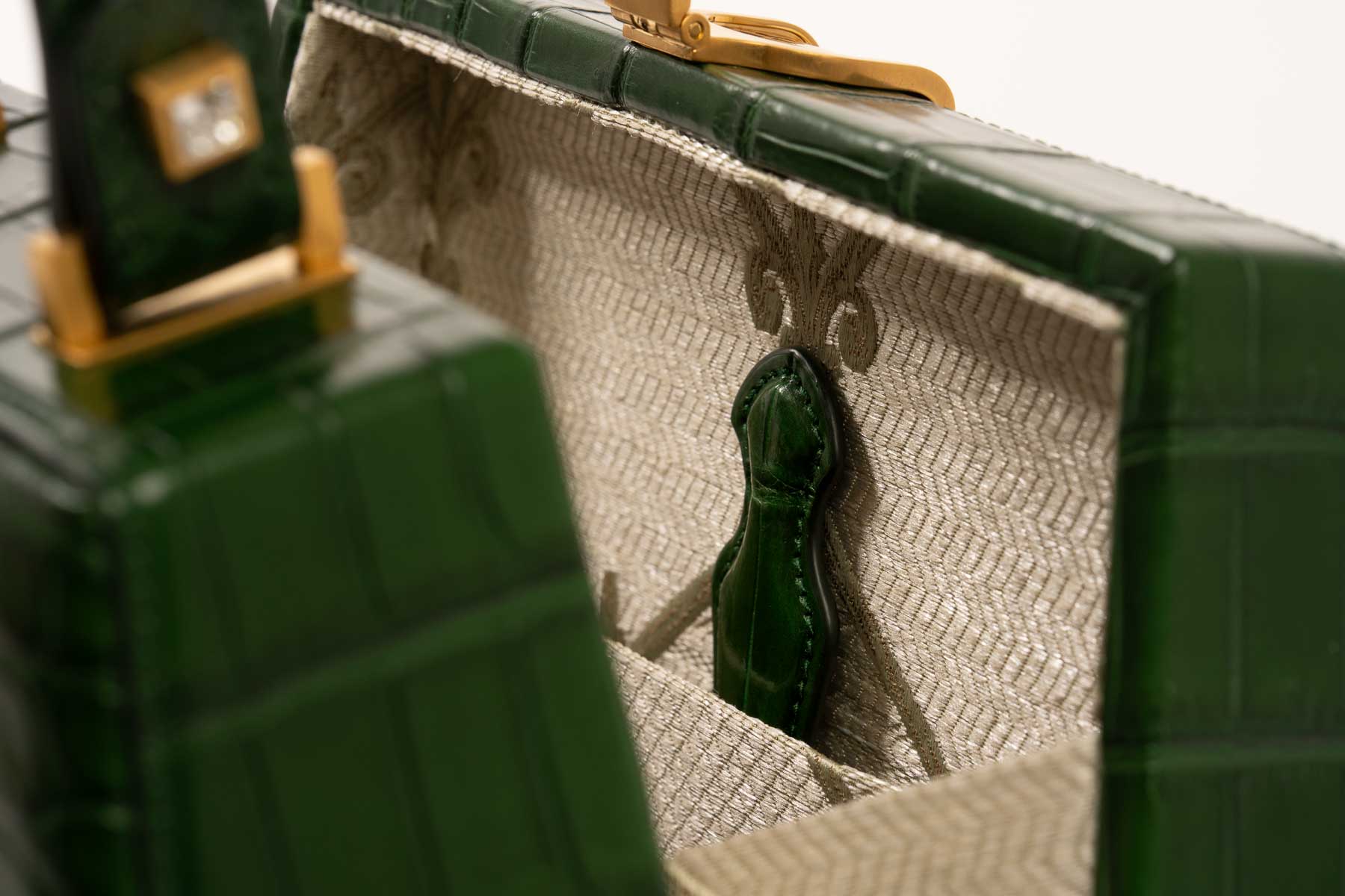 Dettaglio borsa con specchietto Rivelia