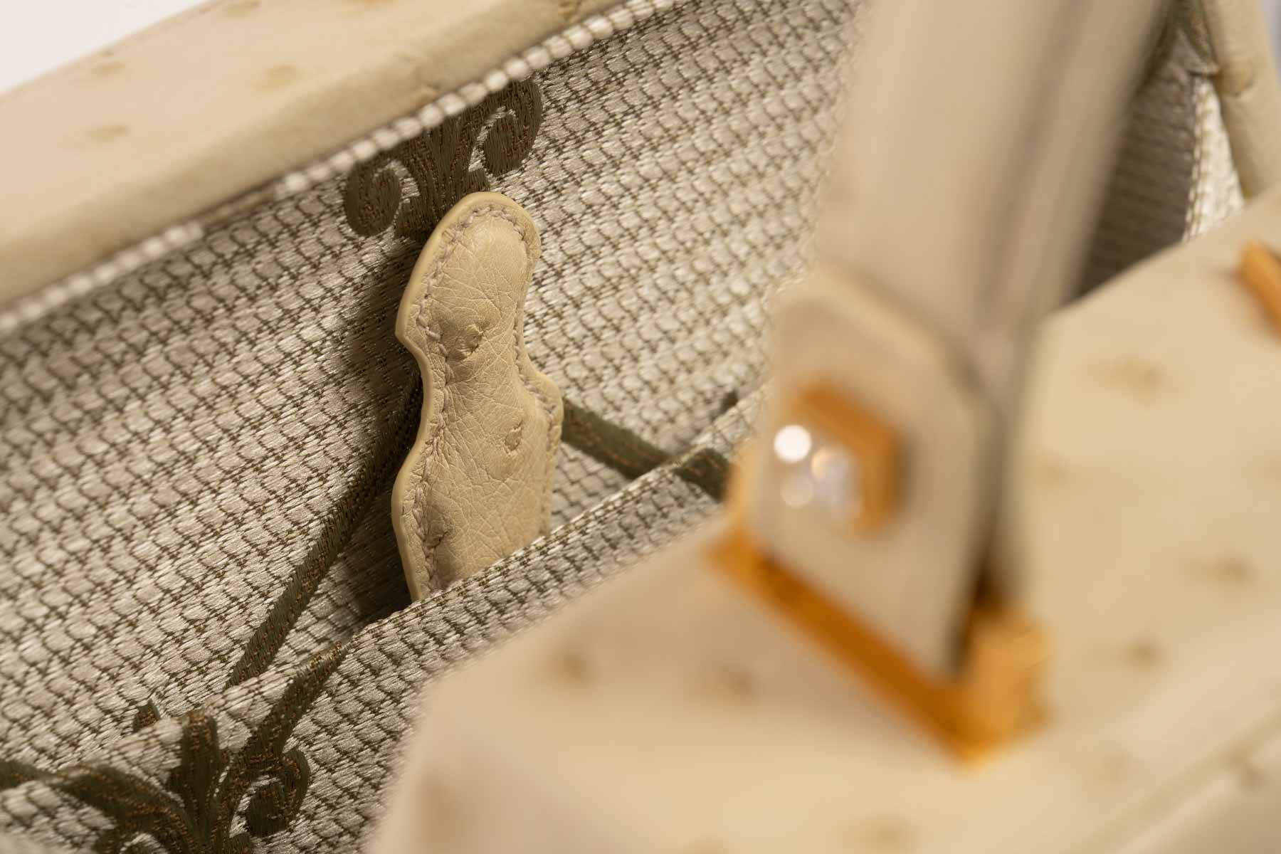 Dettaglio borsa di struzzo con specchietto