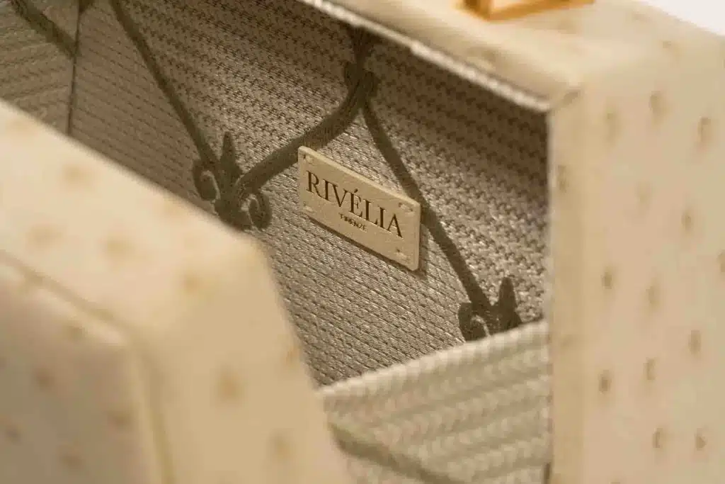 Vista dell'interno della borsa con fodera di pregio e logo Rivelia stampato