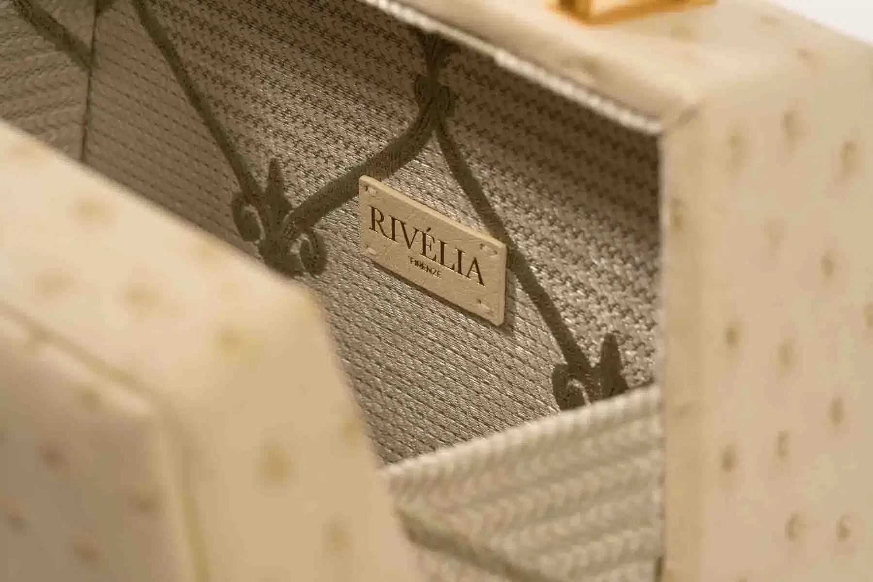 Vista dell'interno della borsa con fodera di pregio e logo Rivelia stampato