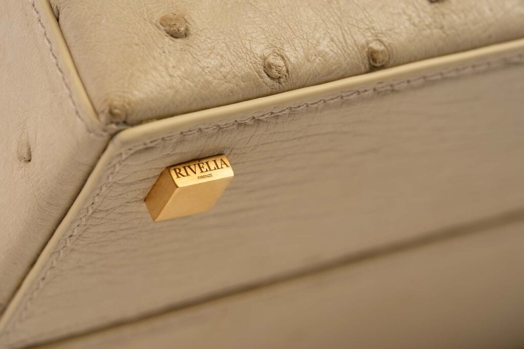 Outfit elegante borsa struzzo Rivelia