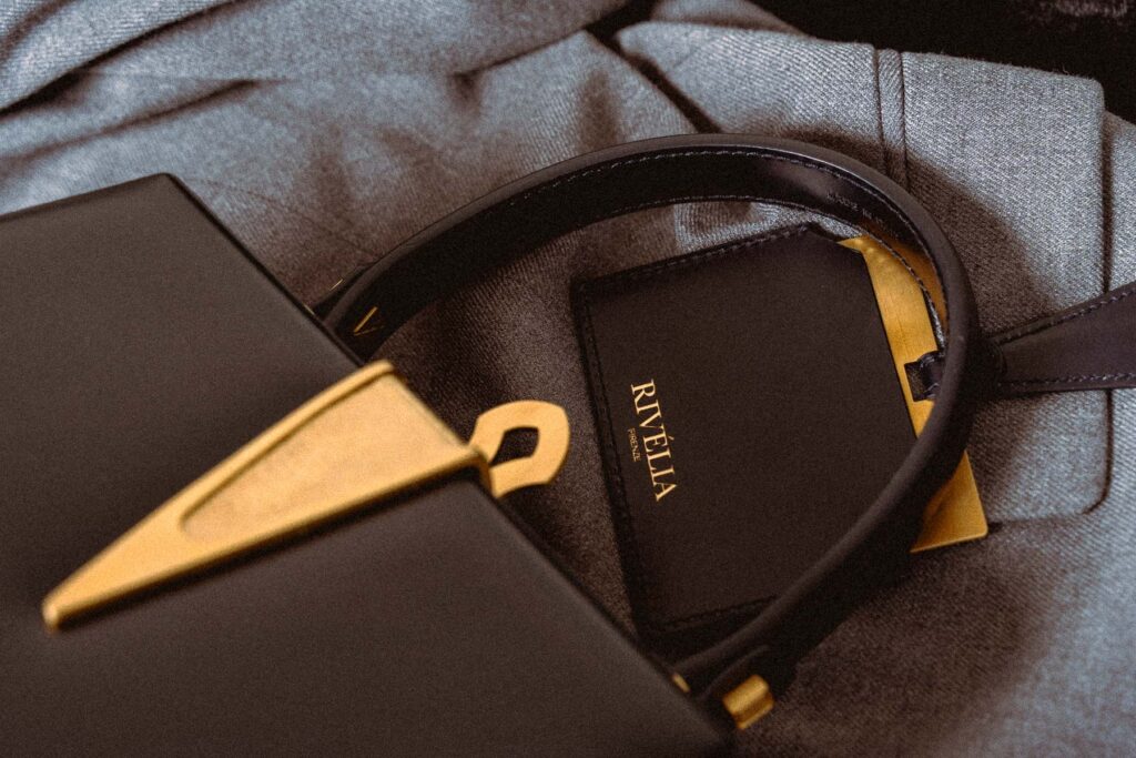 Outfit specchietto e borsa Trapeze